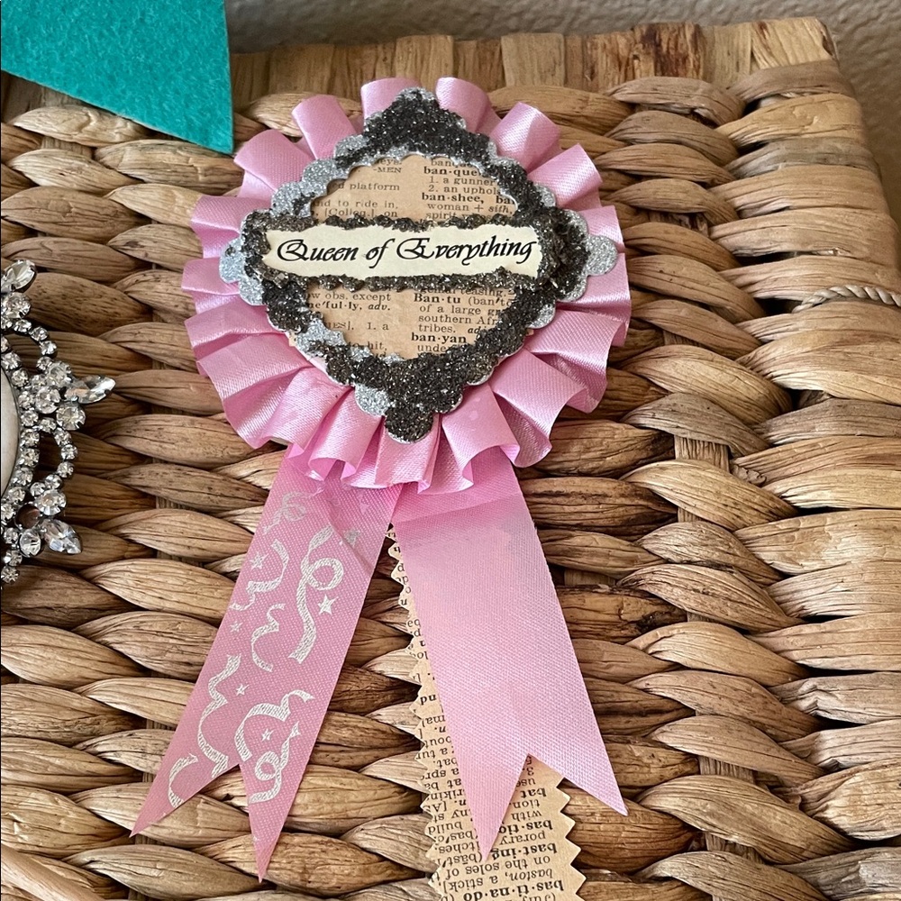 Children's Queen Banner, Wand & Pins - Picture 2 of 6